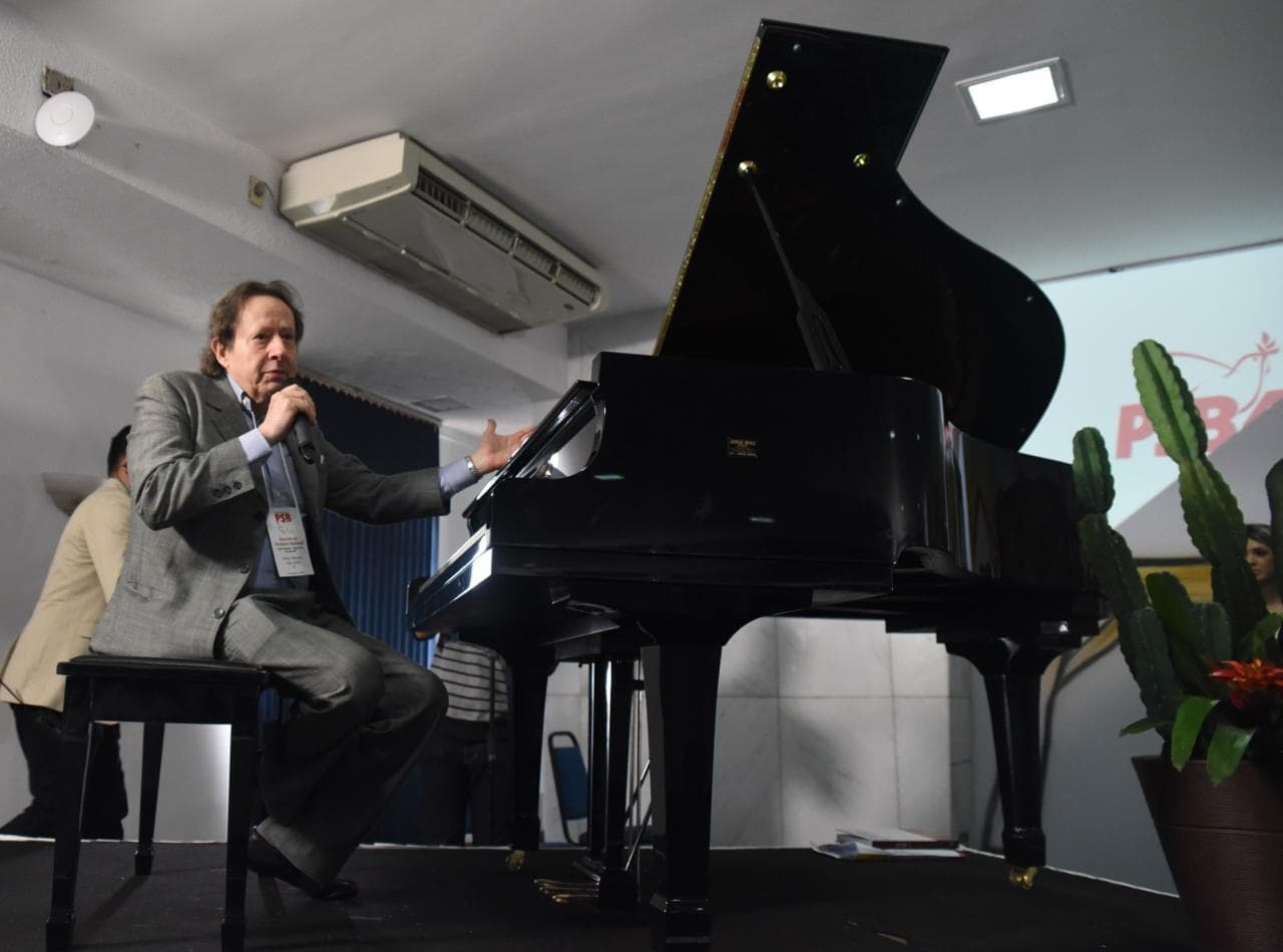 Arthur Moreira Lima se apresentando 