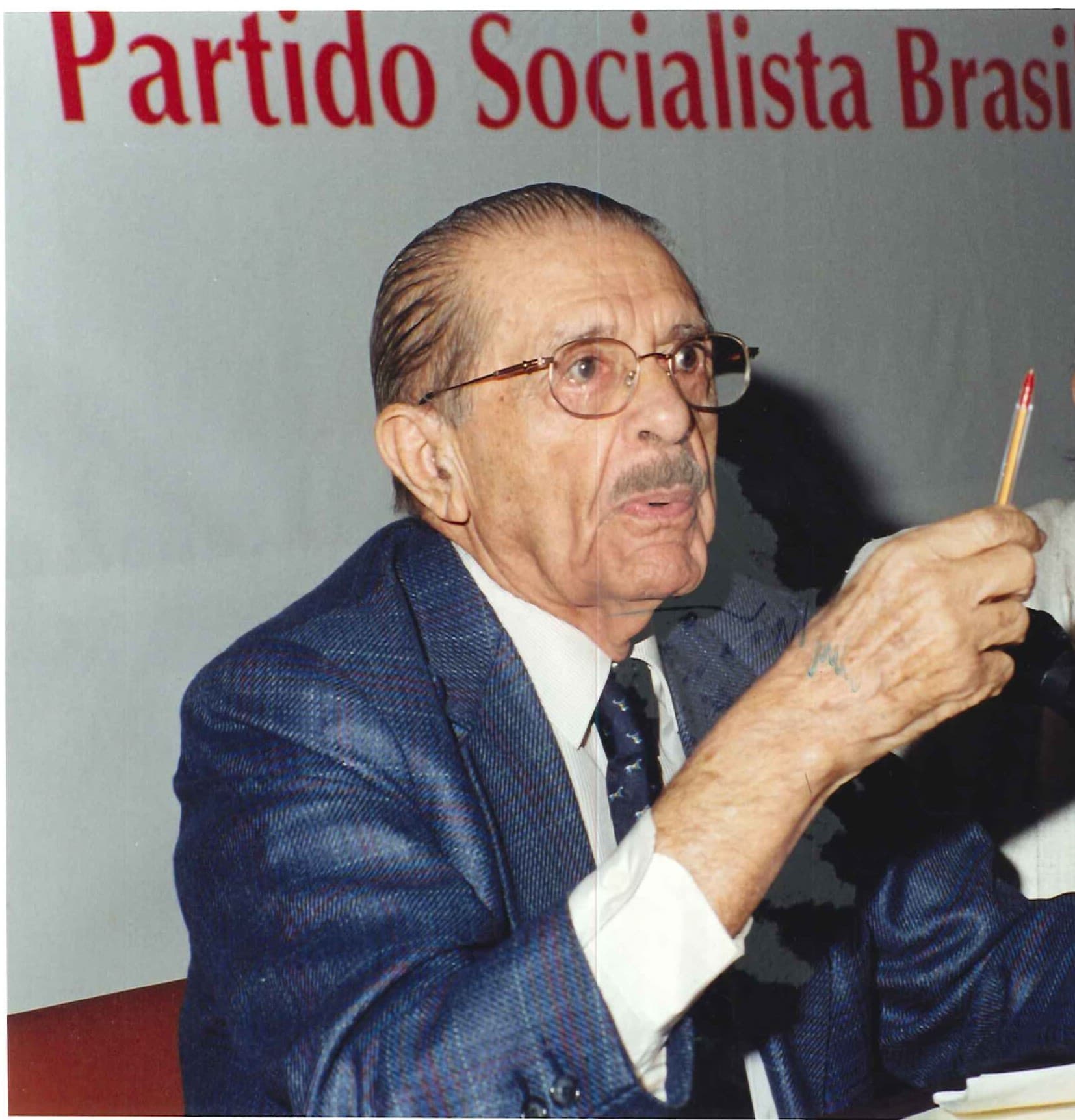 Jurista Evandro Lins e Silva proferindo palestra durante o Encontro Internacional Socialista (2001).