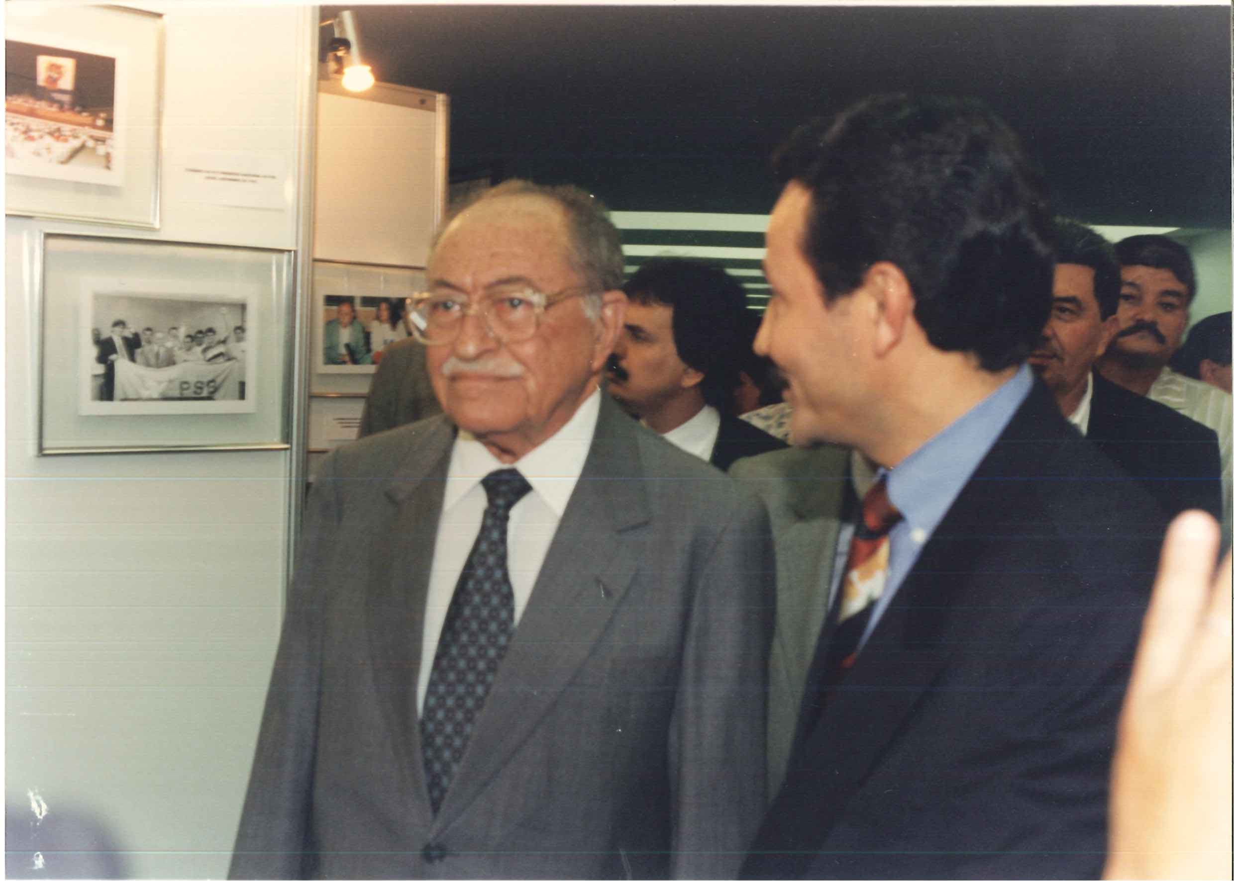 Miguel Arraes e Carlos Siqueira visitam a exposição fotográfica do partido no VI Congresso Nacional do PSB