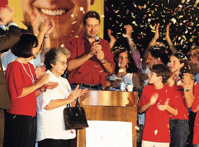 Eduardo Campos é eleito governador de Pernambuco (2006).