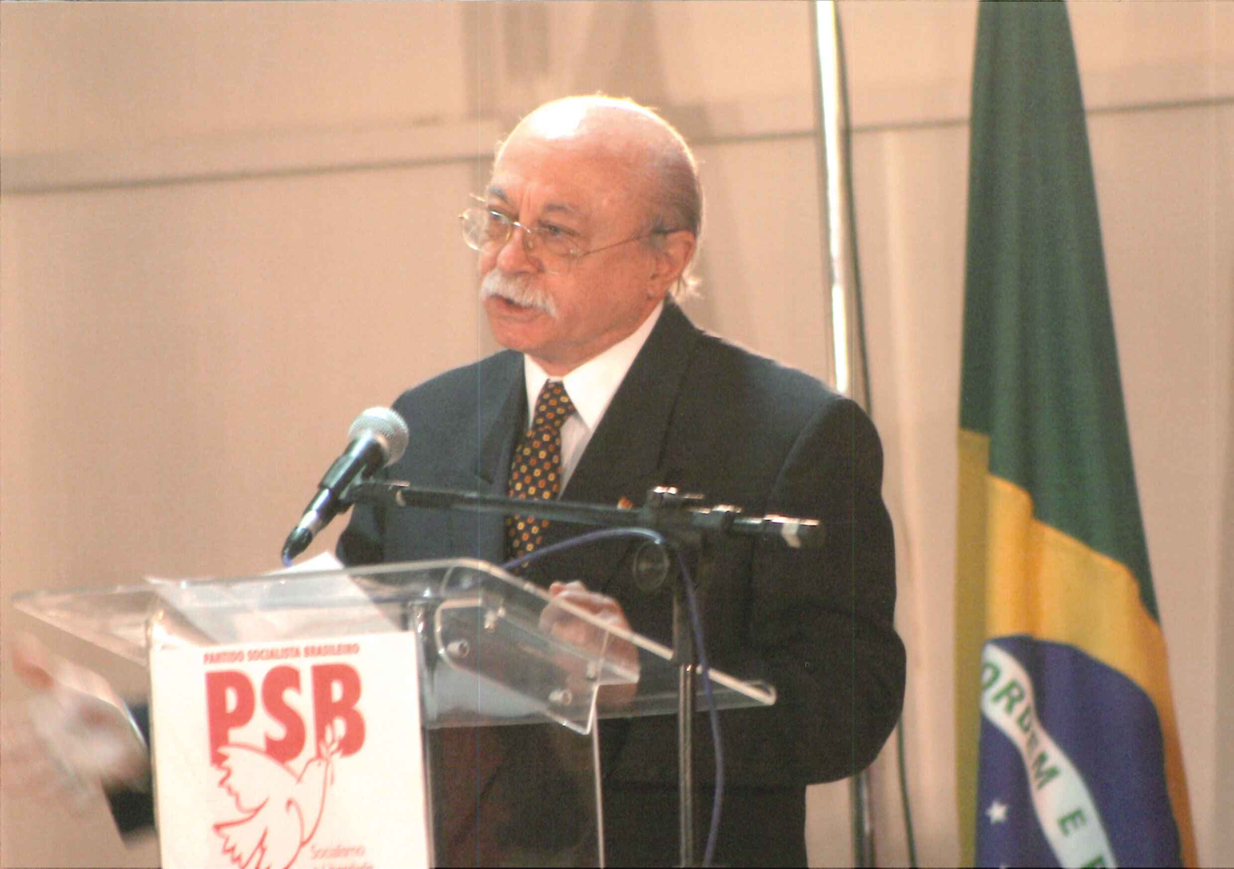 Roberto Amaral discursando